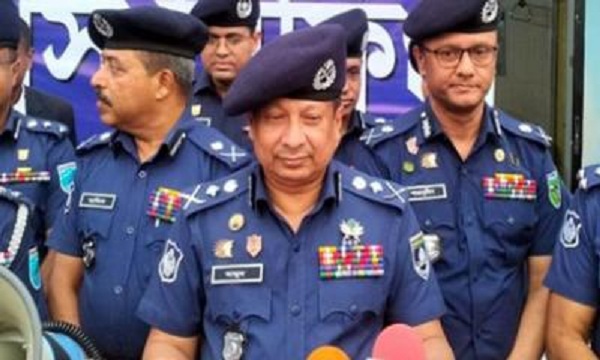 ঘরমুখো মানুষেরা নির্বিঘ্নে গন্তব্যে পৌঁছানো পর্যন্ত পুলিশ সদস্যরা সড়কে থাকবেন
